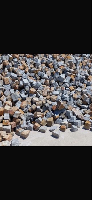 Pedra calcada e blocos contencao