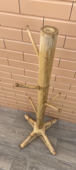 Cabide de pé em bambu 1,2m altura 40cm base