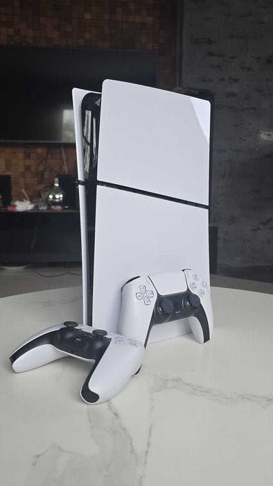 PS5 Digital 1T + 2 pady