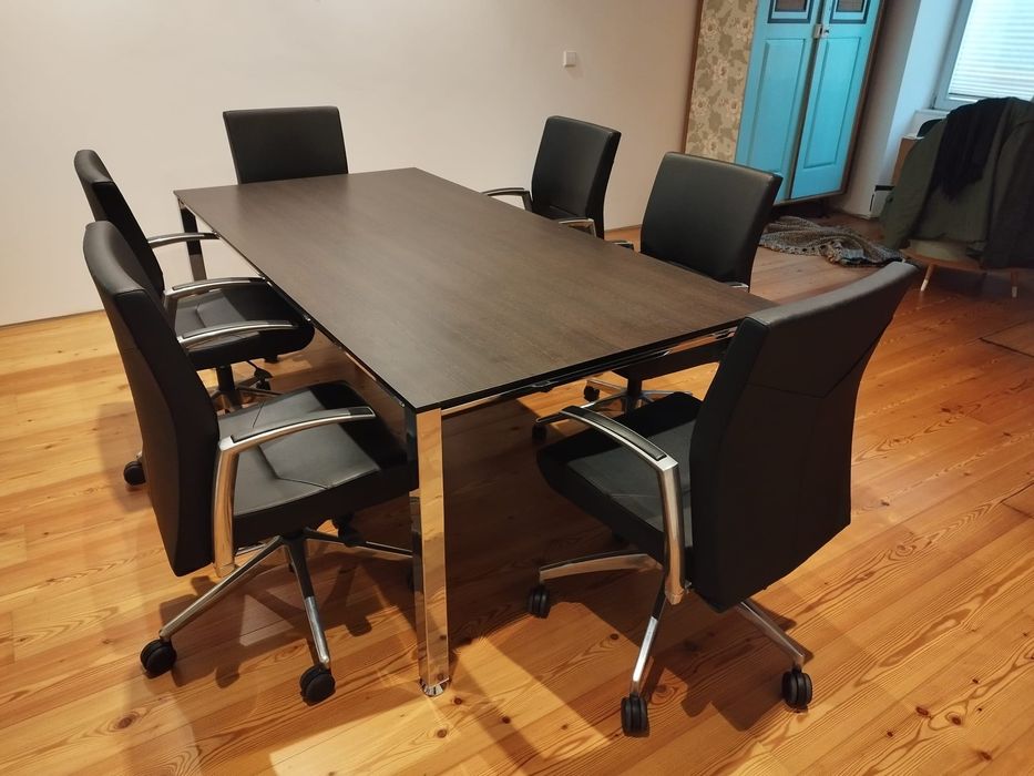 Mesa de reuniões e cadeiras executivas