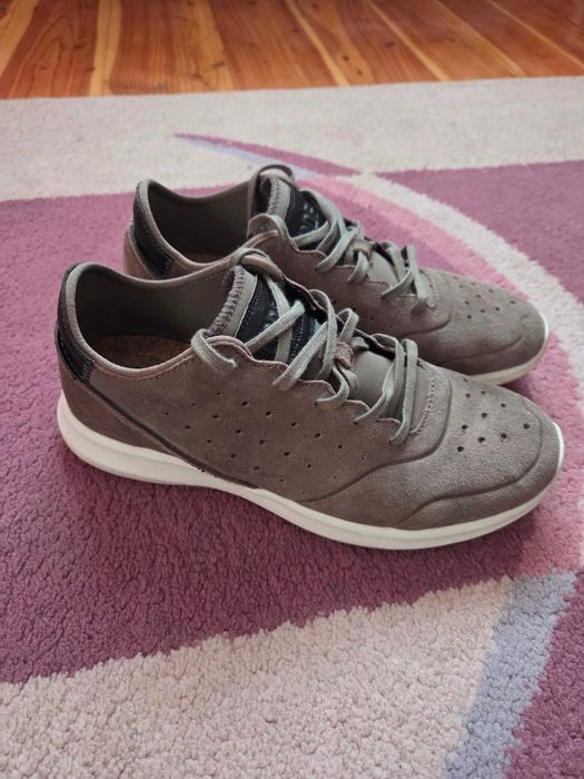 Кросівки жіночі 40 розміру