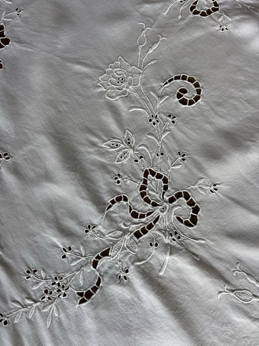 Toalha de mesa linho branco bordado à mão