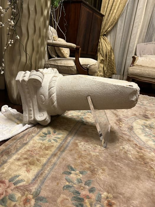 Mesa feita com coluna de marmore verdadeiro