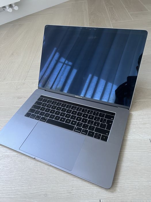MacBook Pro 15” 2018 A1990 uszkodzony