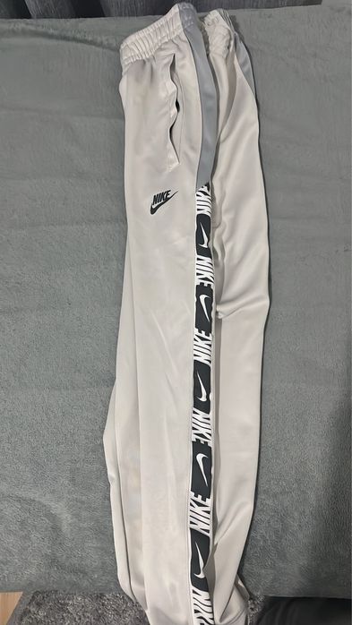 Calças Nike.