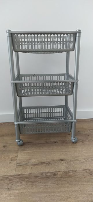 Plastikowy stojak, koszyczki