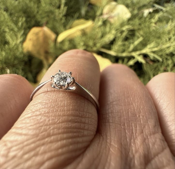 Золота каблучка з природним діамантом,0,17 ct,17,5 розмір,4/5,3,7мм.