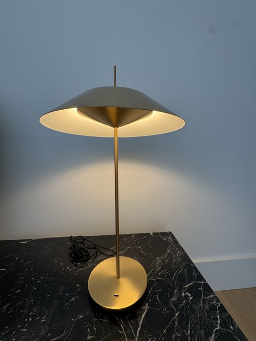 Candeeiro de mesa dourado com botão touch