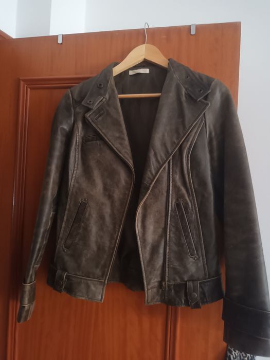 Casaco curto cintado. em pele cor verde tropa