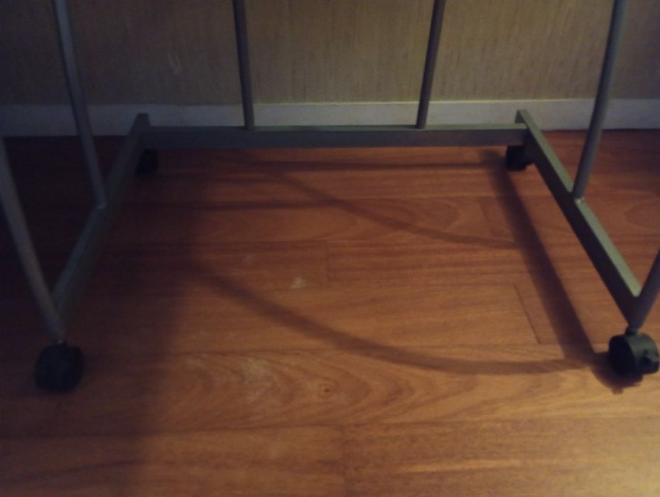 Vendo Mesa de escritório com Vidro Temperado, Escrivaninha, Secretária, como nova - For sale: Office desk with tempered glass top – like new.