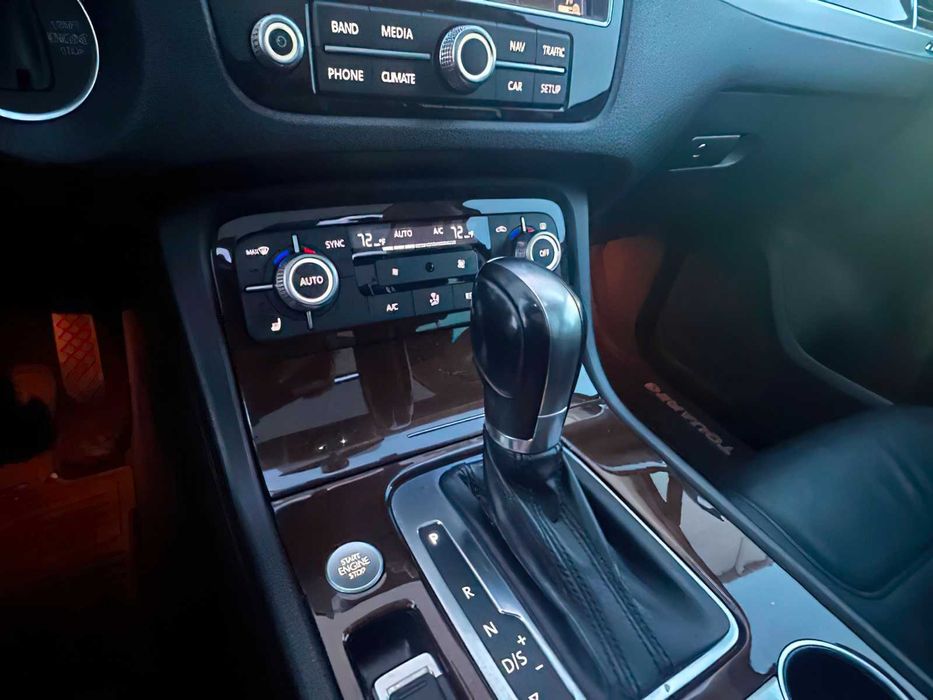 Volkswagen Touareg Lux      2015