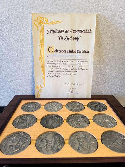 Estojo em madeira com 12 medalhas, alusivas à Obra de Luís de Camões
