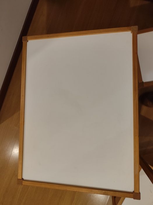 Mesa com 2 cadeiras de criança