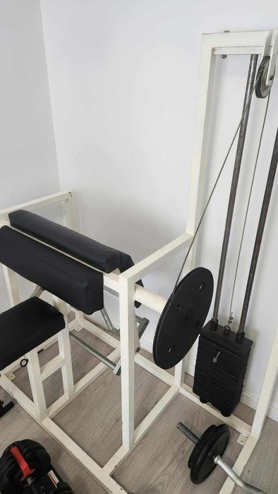 Ginásio, várias máquinas de musculação