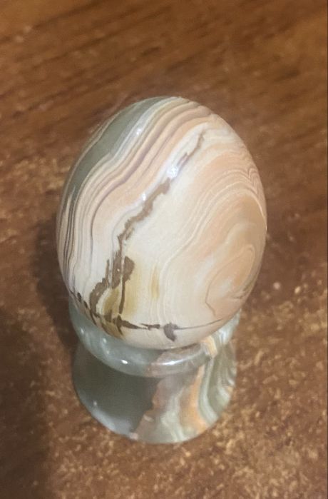 Статуэтка яйцо на подставкн