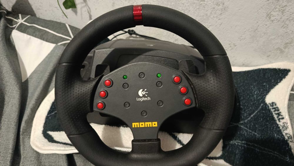 руль Logitech momo racing