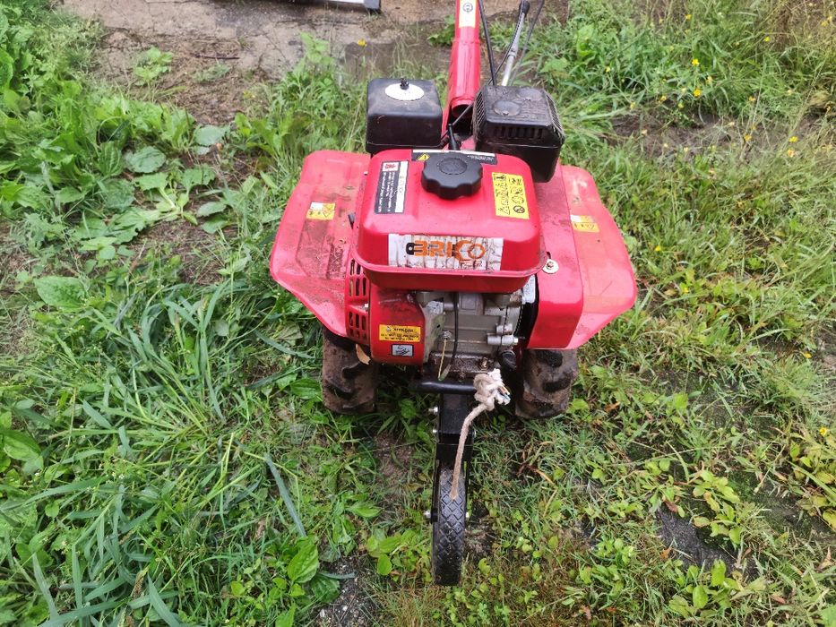 Motoenxada semi-nova
2 velocidades para a frente e 1 para t