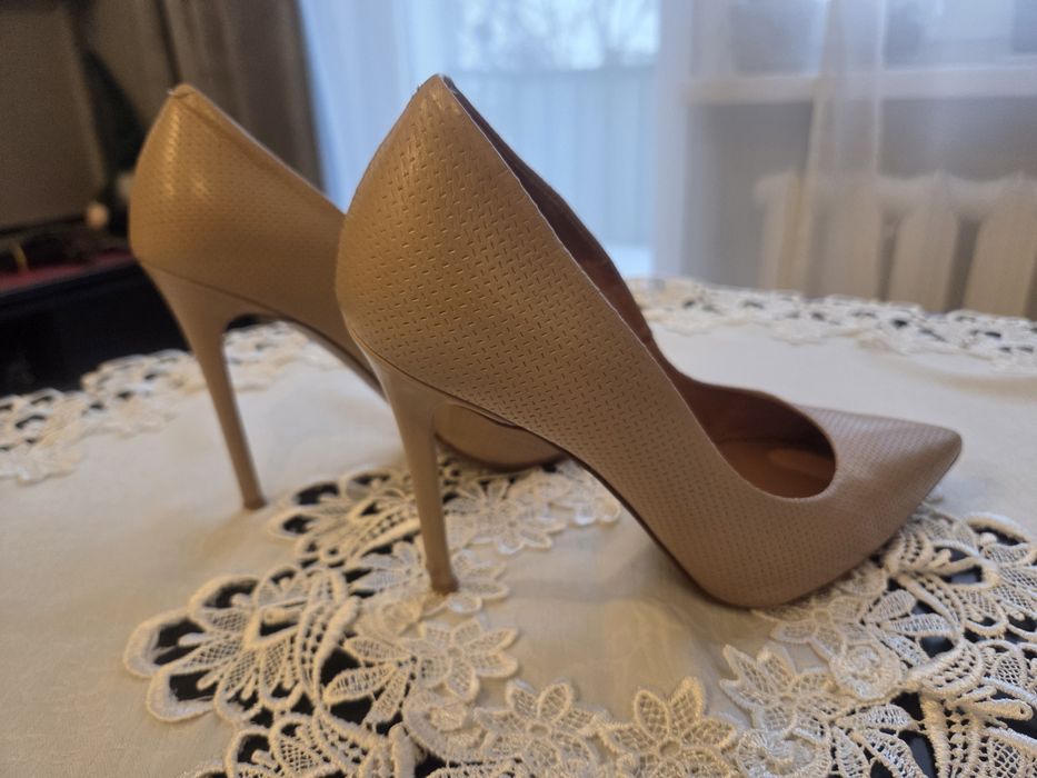 Szpilki beżowe Badura 38