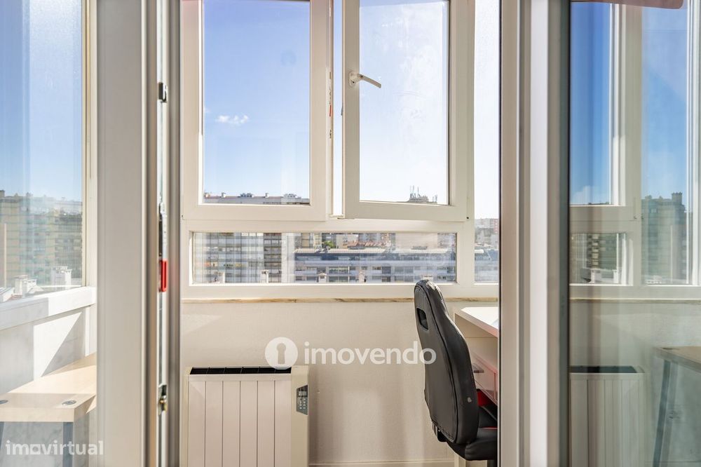 Apartamento T3+1 com áreas amplas e cozinha equipada, no Lumiar