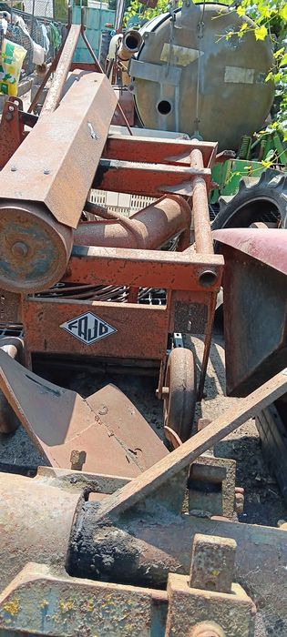 Vendo máquina de arrancar batatas.