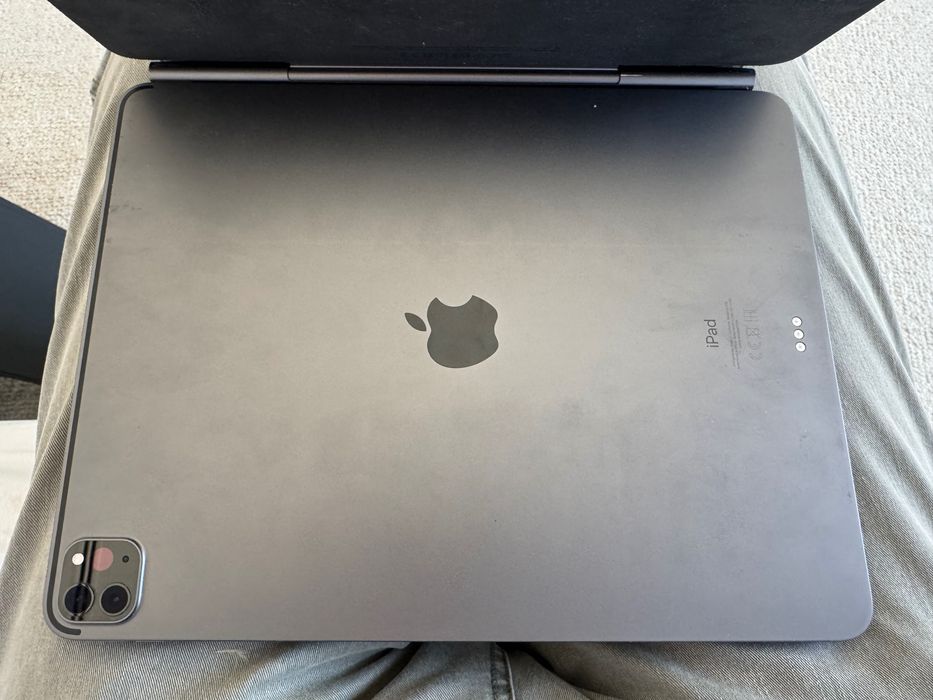 iPad Pro M1 5th Generation 12.9 512GB + Magic Keyboard