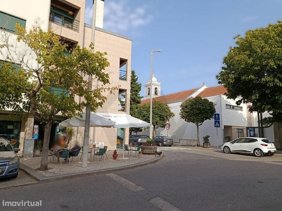 Pastelaria e Padaria com fabrico próprio, para trespasse, em Esgueira,