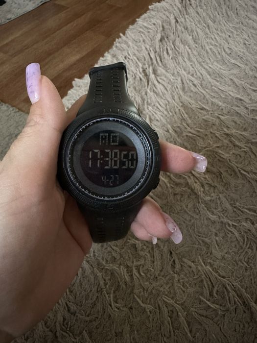 Продам чорний спортивний годинник
