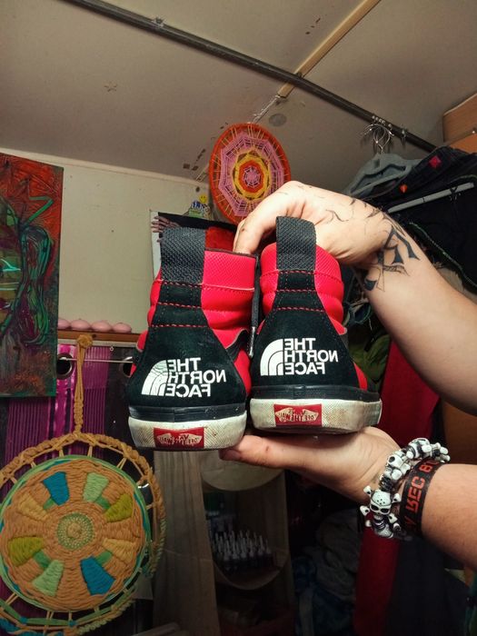 Vans x The North Face – sapatilhas pretas e vermelhas