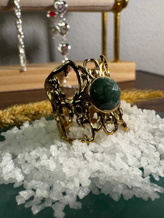 Brilho Sereno – Anel Dourado com Pedra Natural