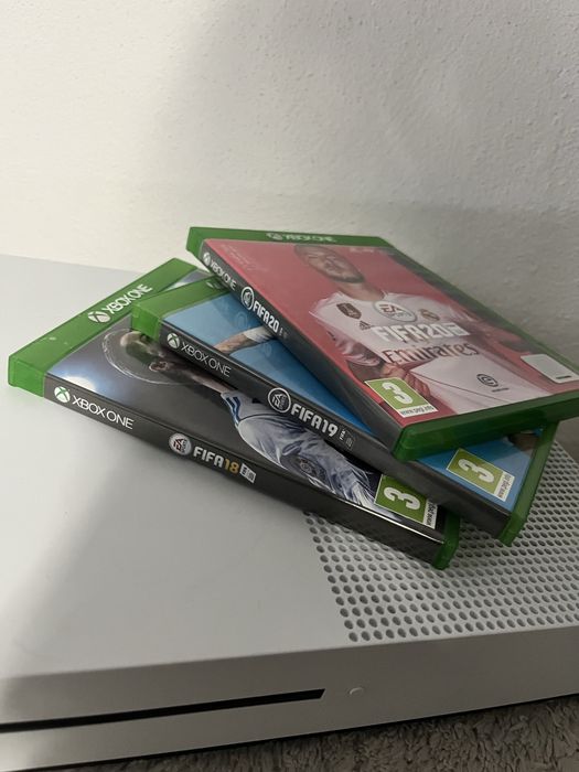 Xbox One S com comando e jogos
