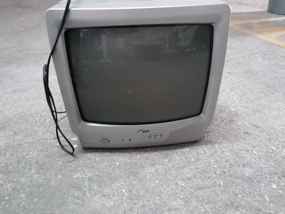 TV LG pequena de caixa
