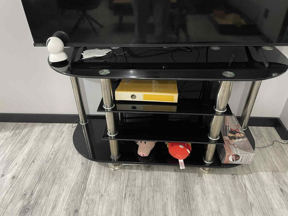 Szklana szafka RTV pod telewizor