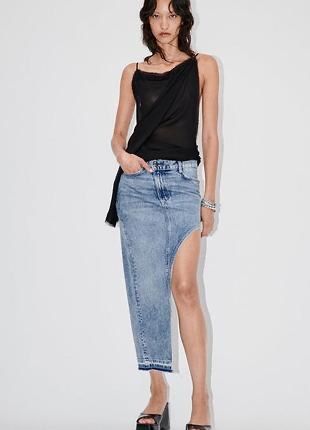 Асиметрична джинсова спідниця від ZARA.