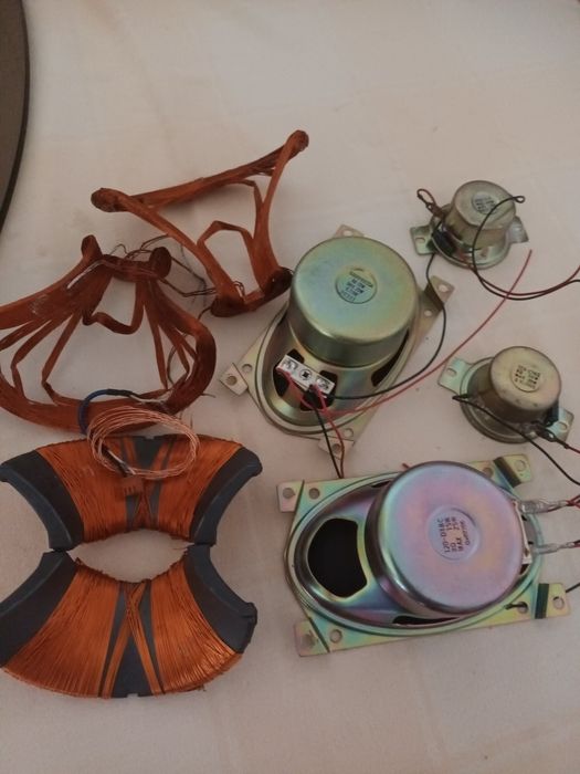 Altifalantes e fio cobre