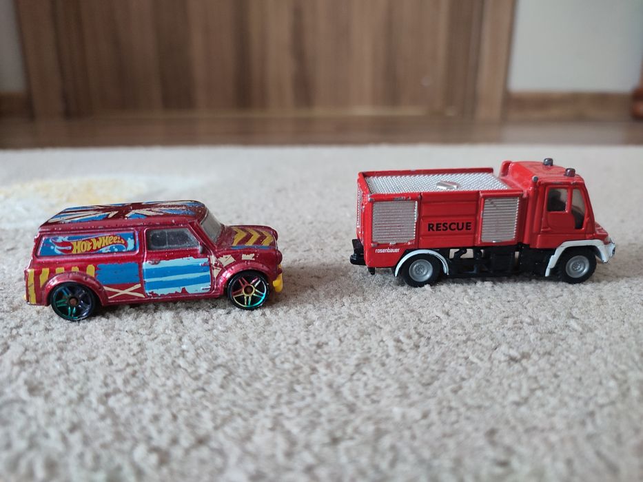 Dwa małe autka używane