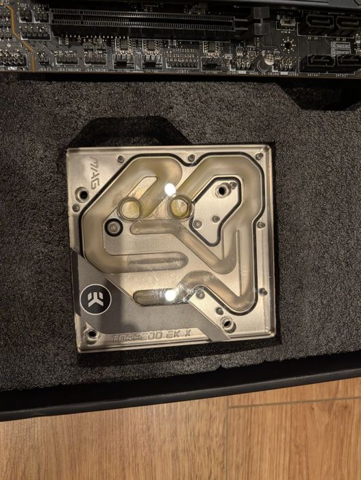 Płyta Główna MSI Z690 Torpedo EK-X DDR5 ,dedykowany blok wodny, sprawna, intel 12, 13, 14 generacja
