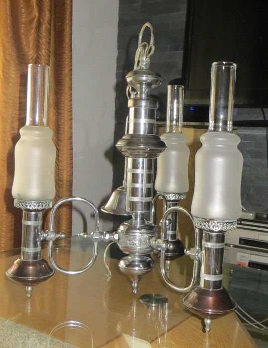 Candeeiro Vintage, armação em estanho, 3 Lâmpadas em copos vidro fosco