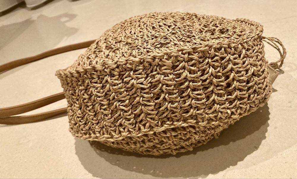 Bolsa redonda de ráfia bege