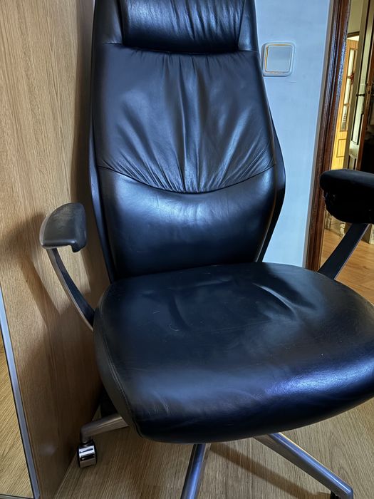 Cadeira de escritorio em pele.