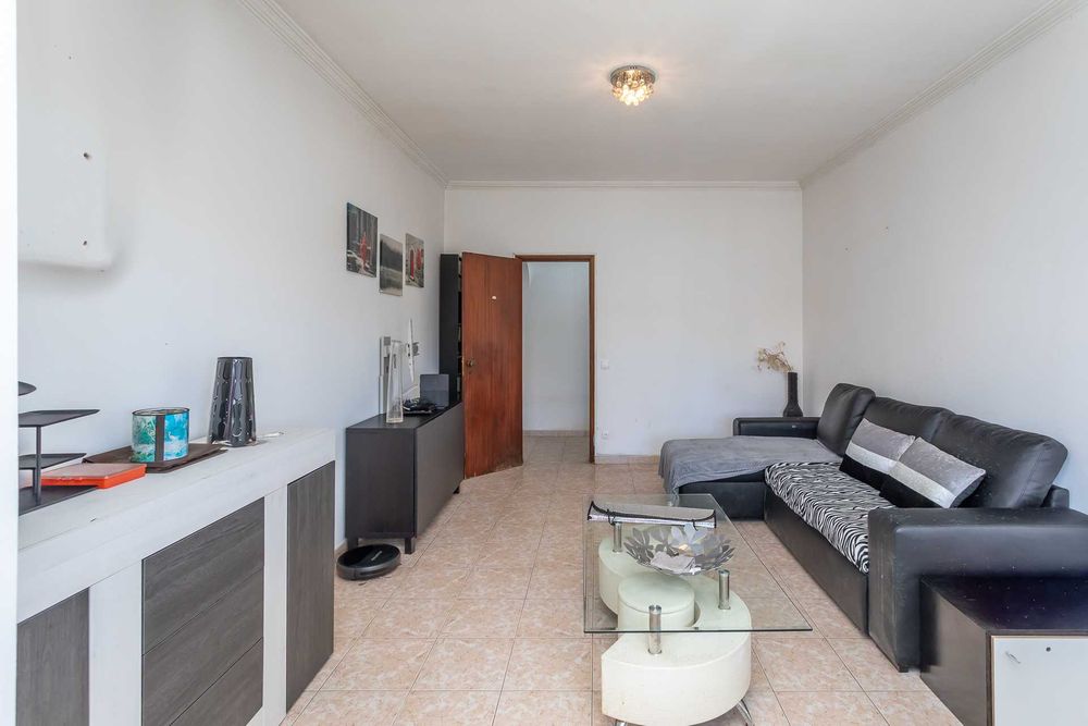 apartamento T2, em R/C, com 80m2 de ABP + 6m2 de área dependente (arrecadação) em Trajouce, São Domingos de Rana