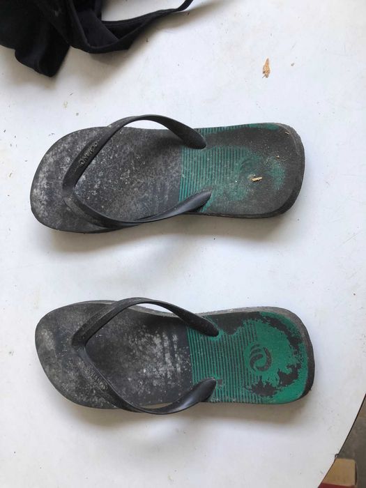 chinelos pretos e verdes 42