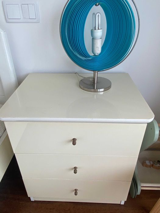 Quarto - Cama com colchão, mesinha de cabeceira e cómoda