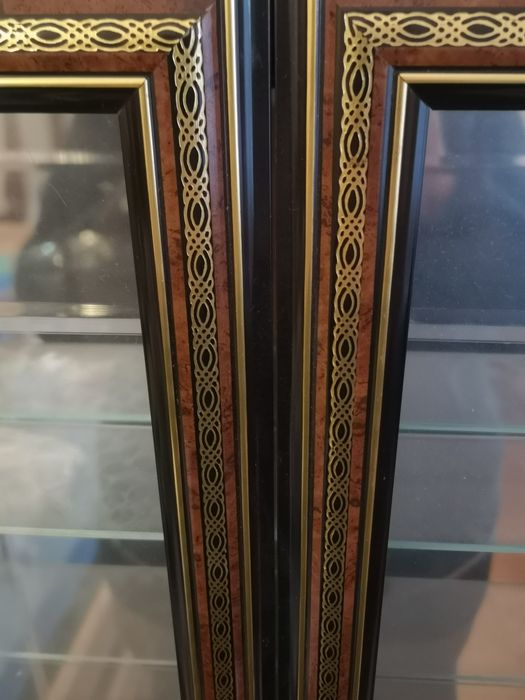 Armário de parede, para pequenas peças decorativas.