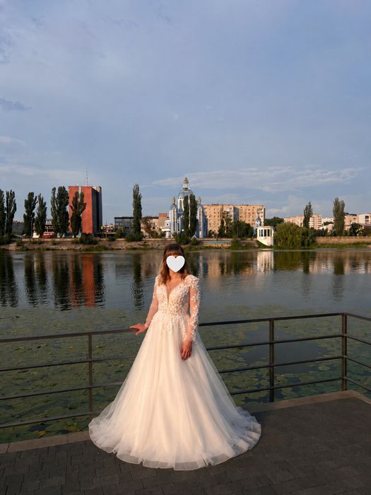 Розкішна весільна сукня кольору айворі