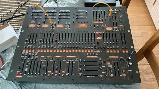 B2600 - sintetizador analógico