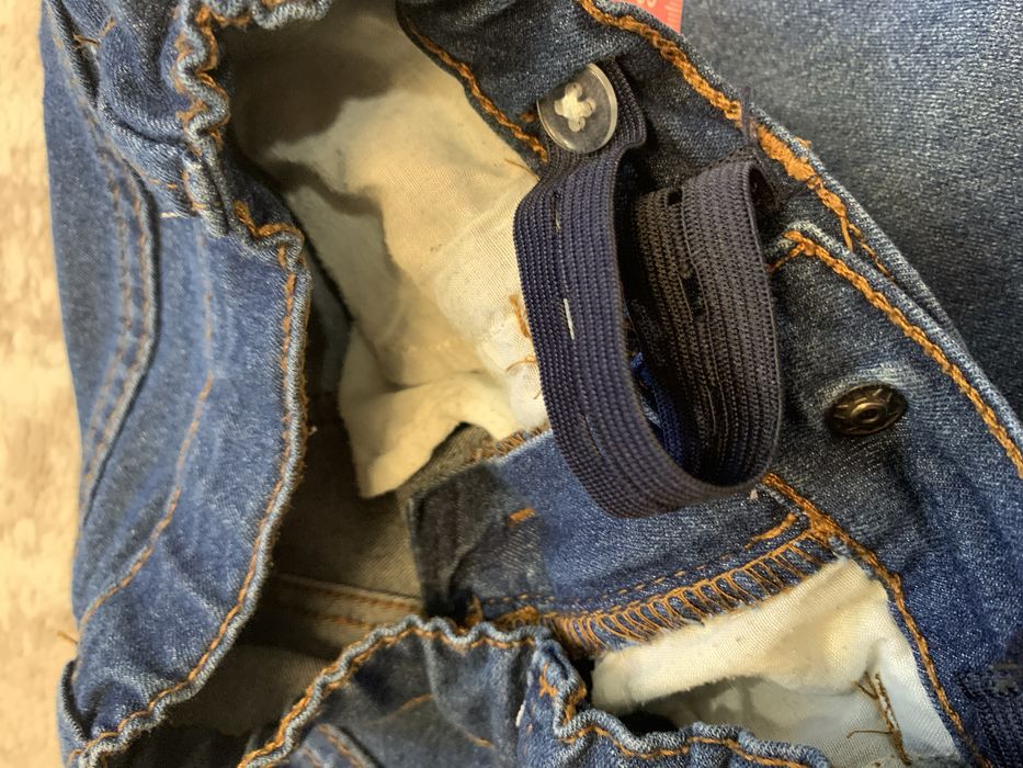 Cienkie elastyczne jeansy slim fit dla chłopca Lupilu rozmiar 128