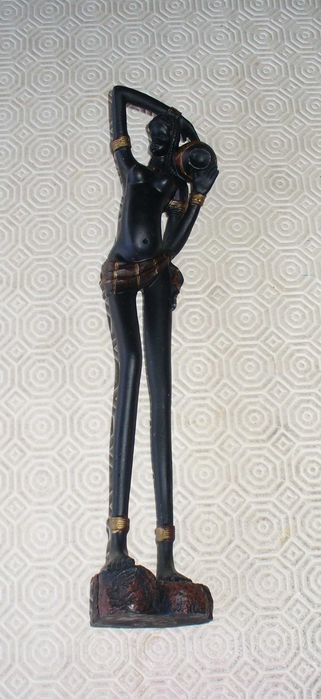 Escultura Africana - Figura de mulher nativa em marfinite