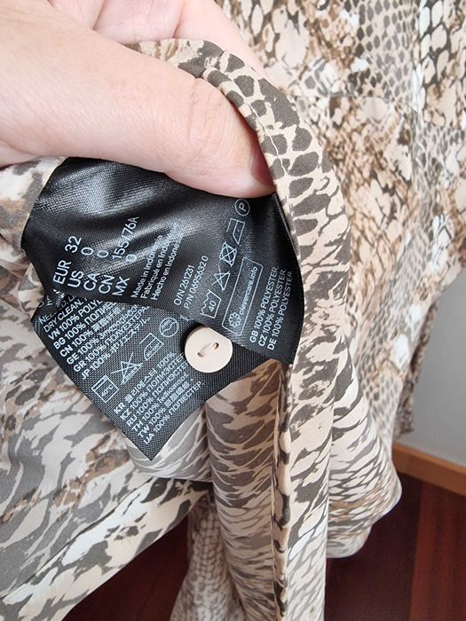 Camisa padrão animal/ animal print H&M, tamanho 32