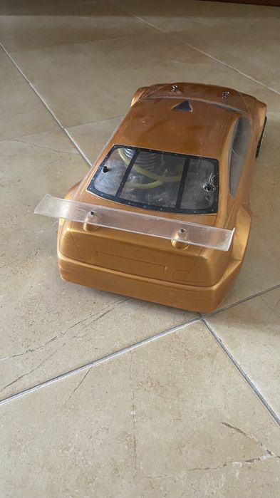 Carro telecomandado a gasolina