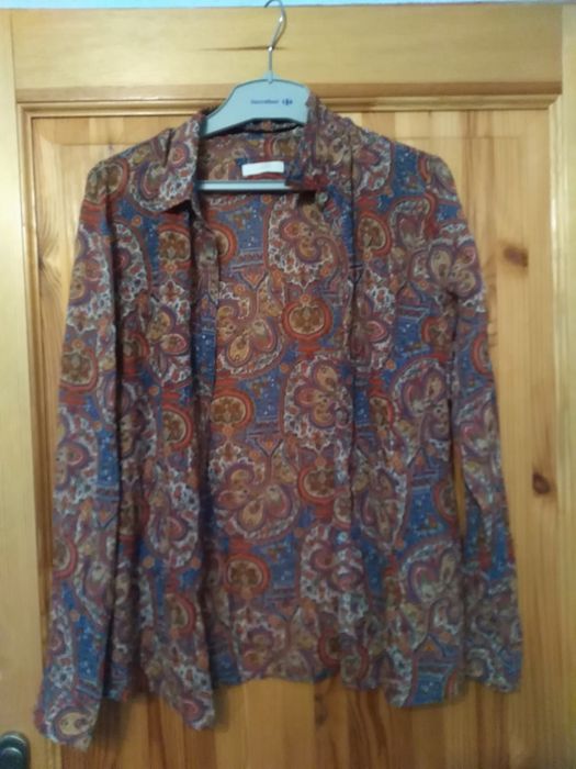 Wzorzysta koszula.